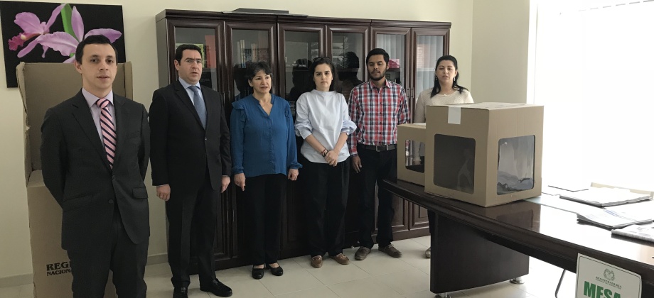 Apertura de la mesa de votación del Consulado de Colombia en Abu Dhabi, Emiratos Árabes 