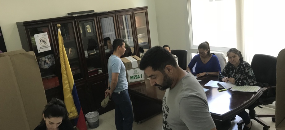 Último día de votaciones para la segunda vuelta en el Consulado de Colombia en Abu Dhabi  en 2018
