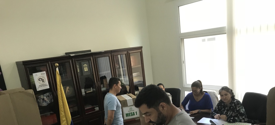 Último día de votaciones para la segunda vuelta en el Consulado de Colombia en Abu Dhabi  en 2018